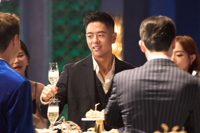 Màn xuất hiện đầu tiên của Michael Trương tại tập 1 Đảo Thiên Đường