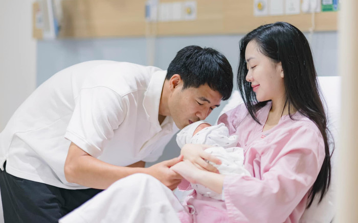 Vợ chồng Hà Đức Chinh đón con đầu lòng, nhan sắc mẹ bỉm gây chú ý Ảnh 2