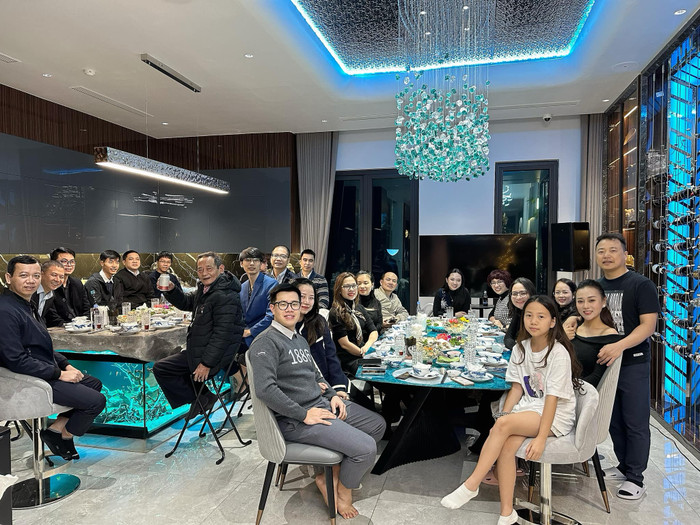 Shark Bình từng mời người thân, bạn bè đến nhà riêng để thưởng thức những món ăn ngon do Phương Oanh thực hiện. Ảnh: FBNV