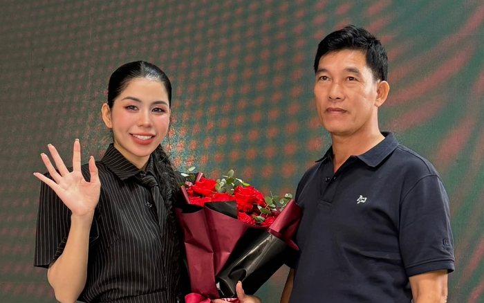 Hằng Du Mục mời bố xuất hiện trong một phiên livestream mới nhất để cùng nhau bán hàng. Ảnh: FBNV