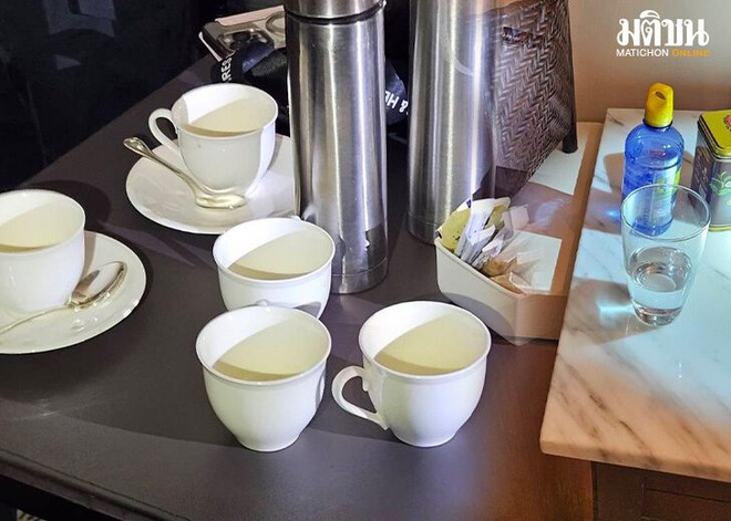 Những tách trà và cà phê ngổn ngang trên bàn