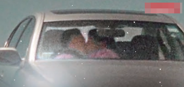 Nữ ca sĩ nổi tiếng bị chụp ảnh hôn nam đồng nghiệp có vợ trên xe hơi? Ảnh 2