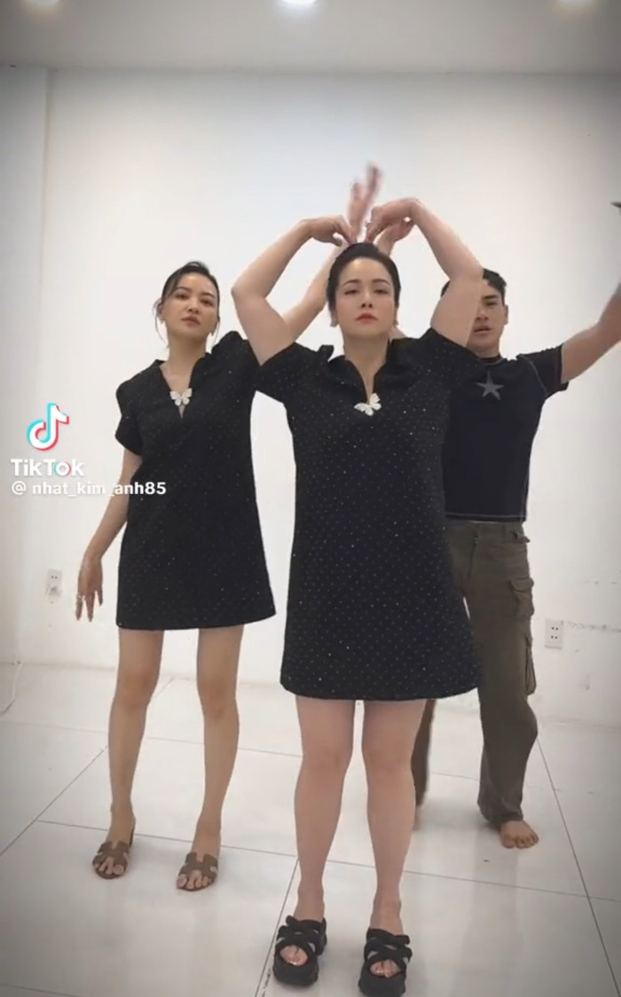 Nhật Kim Anh liên tục diện áo váy rộng rãi, lộ bụng lùm lùm Ảnh 1