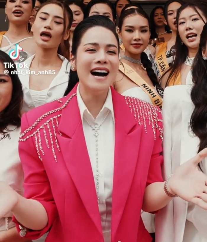 Nhật Kim Anh liên tục diện áo váy rộng rãi, lộ bụng lùm lùm Ảnh 4