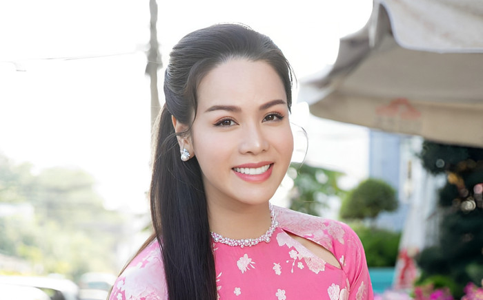 Nhật Kim Anh liên tục diện áo váy rộng rãi, lộ bụng lùm lùm Ảnh 2