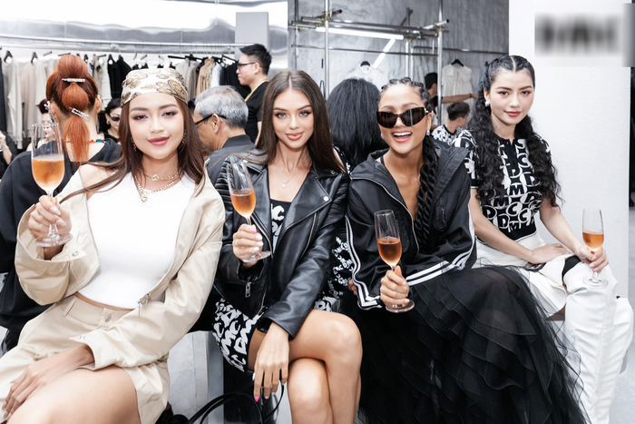 Dianka Zakhidova được khen đẹp nổi bật khi ngồi giữa Hoa hậu H'Hen Niê, Ngọc Châu và Á hậu Hoàng Nhung. 