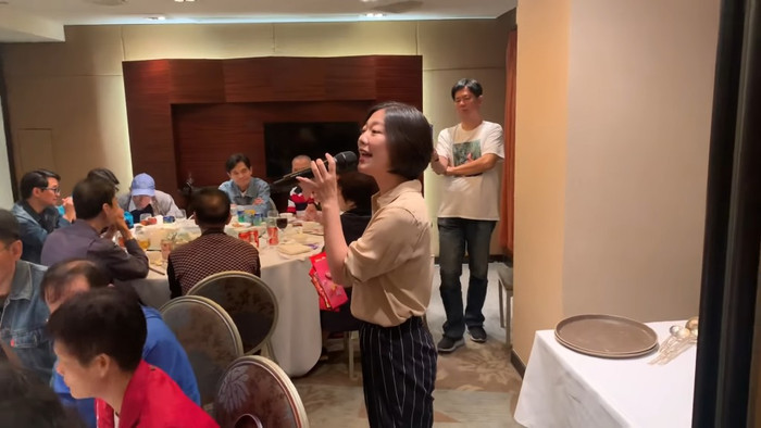 Nữ ca sĩ nổi tiếng bị bắt gặp hôn nam đồng nghiệp đã có vợ là ai? Ảnh 2