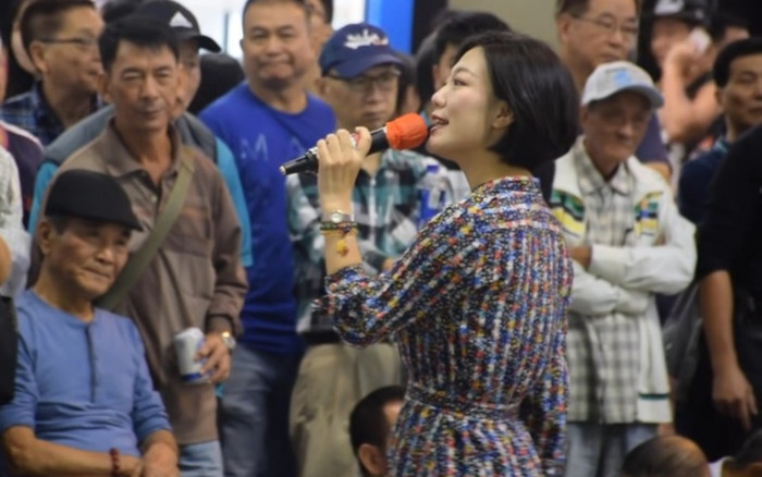 Nữ ca sĩ nổi tiếng bị bắt gặp hôn nam đồng nghiệp đã có vợ là ai? Ảnh 2