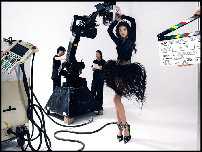 Với bộ cánh thứ hai, H’Hen Niê đã thổi làn hơi đầy sáng tạo và ấn tượng vào trong thiết kế mới. Bộ trang phục màu đen với thiết kế lông vũ bồng bềnh không chỉ tạo cảm giác mềm mại mà còn tôn lên vóc dáng thanh mảnh và đôi chân dài miên man của cô. Đôi giày cao gót đính kết tinh xảo càng làm tăng thêm sự quý phái và sang trọng cho tổng thể trang phục.