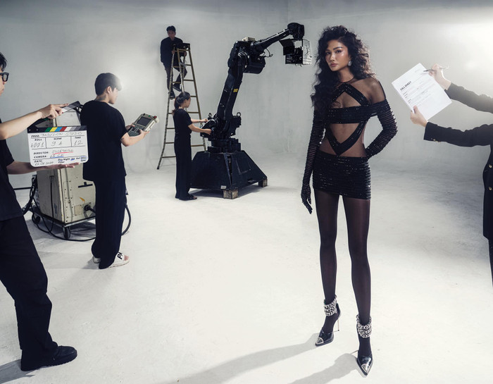 Chi tiết đính kết trên trang phục đã tạo điểm nhấn lấp lánh, làm tăng thêm phần sang trọng và quý phái. Bộ váy với những đường nét tinh tế và tỉ mỉ không chỉ làm nổi bật vóc dáng mà còn thể hiện gu thời trang đẳng cấp của H'Hen Niê. Chiếc váy ôm sát cơ thể nhưng lại không gây cảm giác gò bó, ngược lại, nó giúp cô thể hiện sự tự tin và sự thoải mái trong từng cử động.