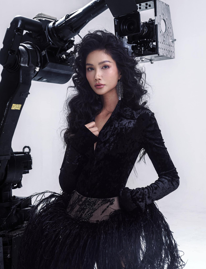 Một lần nữa, H’Hen Niê khẳng định sức hút khi kết hợp cùng nhân vật đặc biệt - máy Glambot. Trong ảnh, gương mặt H’Hen Niê vẫn giữ nguyên nét thanh tú với làn da nâu khỏe khoắn, đôi mắt sắc sảo và hàng lông mày đậm. Mái tóc xoăn bồng bềnh tạo nên sự phóng khoáng và hoang dã, hoàn toàn phù hợp với tinh thần của bộ trang phục.