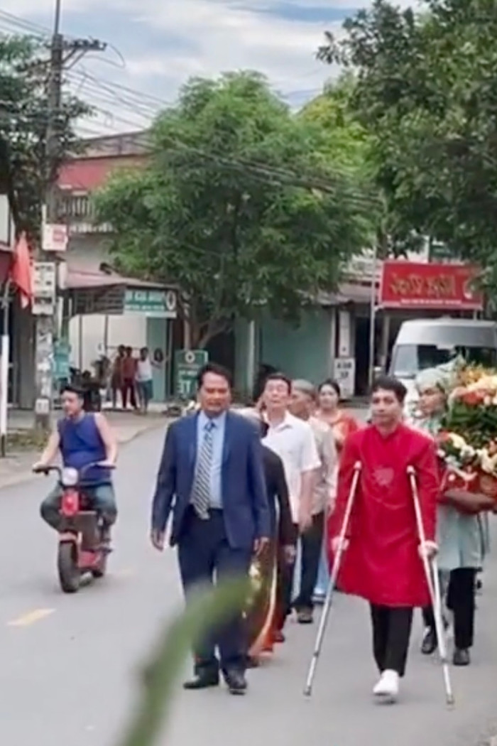 Đám hỏi 'vượt ngàn chông gai', chú rể chống nạn đi hỏi vợ và cái kết bất ngờ Ảnh 1