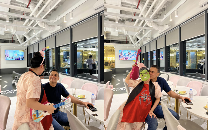 Võ Hạ Trâm thoải mái thể hiện con người thật khi ở bên cạnh chồng. Ảnh: FBNV