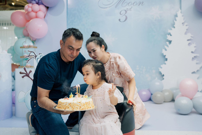 Vợ chồng Võ Hạ Trâm mới tổ chức tiệc sinh nhật hoành tráng cho con gái đầu lòng. Ảnh: FBNV