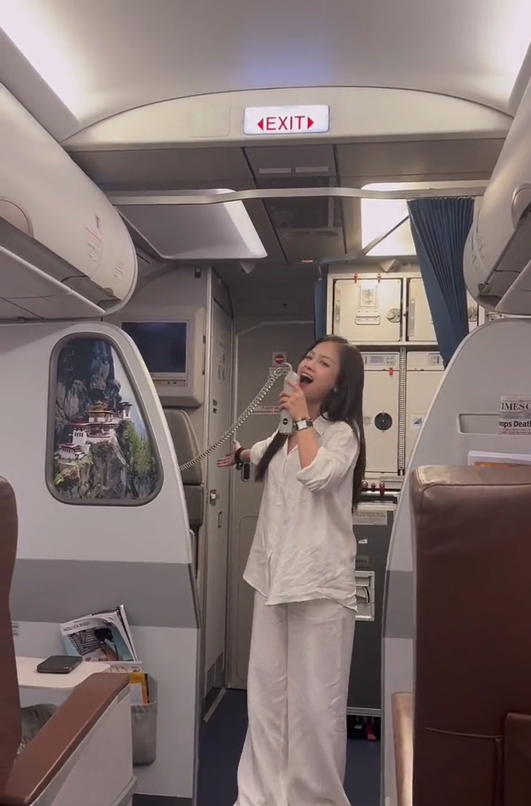 Nữ ca sĩ Việt và cái duyên hai lần khoe giọng 'khét lẹt' trên máy bay Ảnh 2