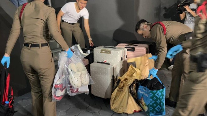 Cảnh sát đưa tang vật từ hiện trường vụ việc về khám nghiệm