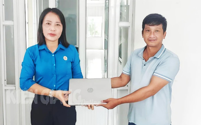 Cán bộ Phòng GD&ĐT ở Kiên Giang đánh rơi laptop, may mắn khi gặp được người tốt Ảnh 2