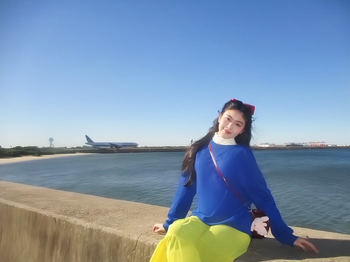 Trong các tấm ảnh được đăng tải, có thể thấy do yếu tố thời tiết nên Lọ Lem chọn những trang phục khá kín đáo. Được biết, các tấm ảnh cô nàng đăng tải đều do ba Quyền Linh bấm máy.