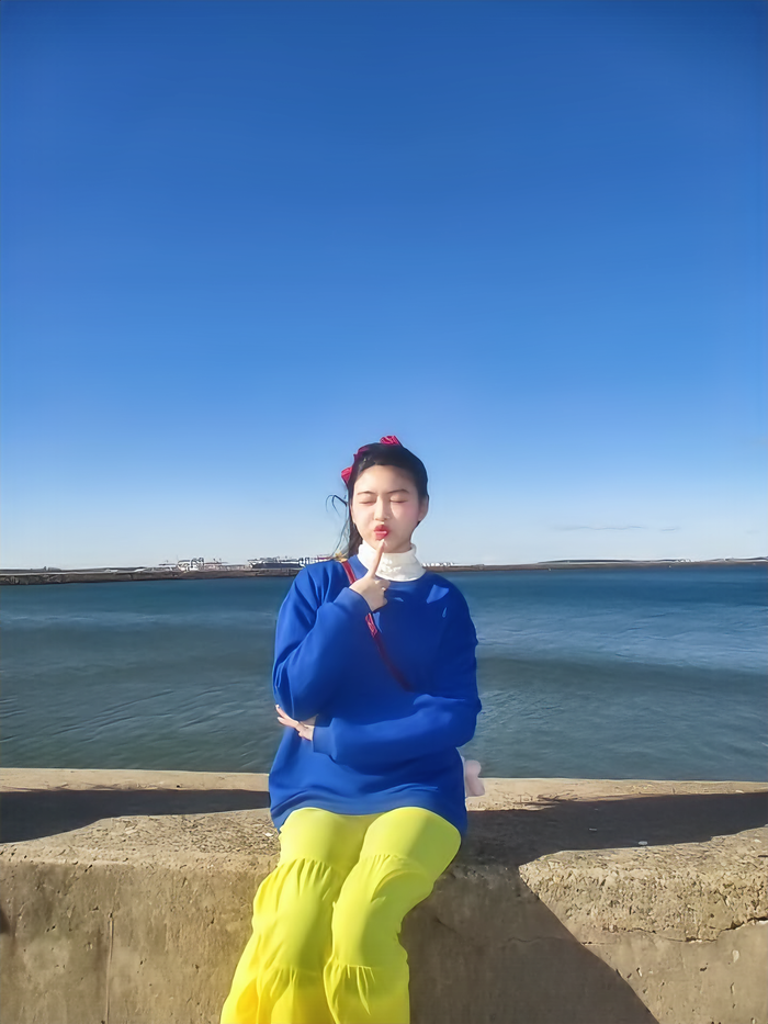 Nhiều người nhận ra con gái Quyền Linh rất có mắt thẩm mỹ khi mix&match những màu sắc trông rất lạ mắt thành một tổng thể rất hài hòa.Sử dụng ba màu sắc: vàng, xanh, đỏ kết hợp, Lọ Lem làm nhiều người liên tưởng đến cô nàng Bạch Tuyết.