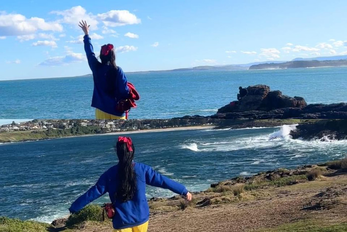 Nhiều người nhận ra con gái Quyền Linh rất có mắt thẩm mỹ khi mix&match những màu sắc trông rất lạ mắt thành một tổng thể rất hài hòa. Sử dụng ba màu sắc: vàng, xanh, đỏ kết hợp, Lọ Lem làm nhiều người liên tưởng đến cô nàng Bạch Tuyết.