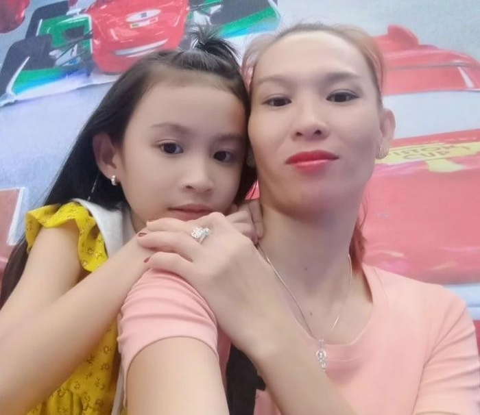 Vợ kém 32 tuổi của Thương Tín có ngoại hình khá mộc mạc, gầy cùng làn da bánh mật đậm chất người phụ nữ của vùng biển. Cô là người kín tiếng trên mạng xã hội.&nbsp;