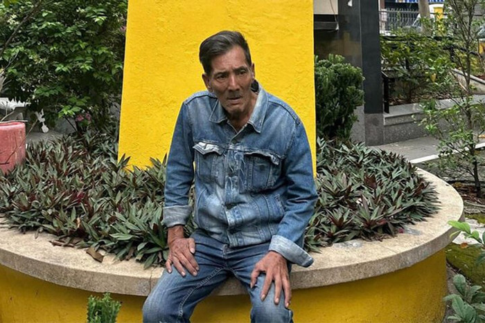 Nam nghệ sĩ thường xuyên xuất hiện tình trạng ốm yếu, không có tiền trong người.