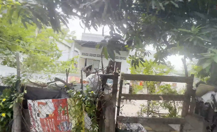 Hai mẹ con chị Kim Chi sống trong căn nhà ống, lợp mái tôn