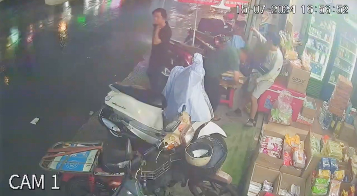 Camera tiệm tạp hóa ghi lại việc ông H. đi mua dao trước khi gây ra án mạng
