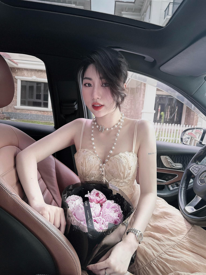 Em gái Văn Toàn có thân hình thon thả cân đối cùng gương mặt khả ái với đường nét bầu bĩnh, trẻ trung. 