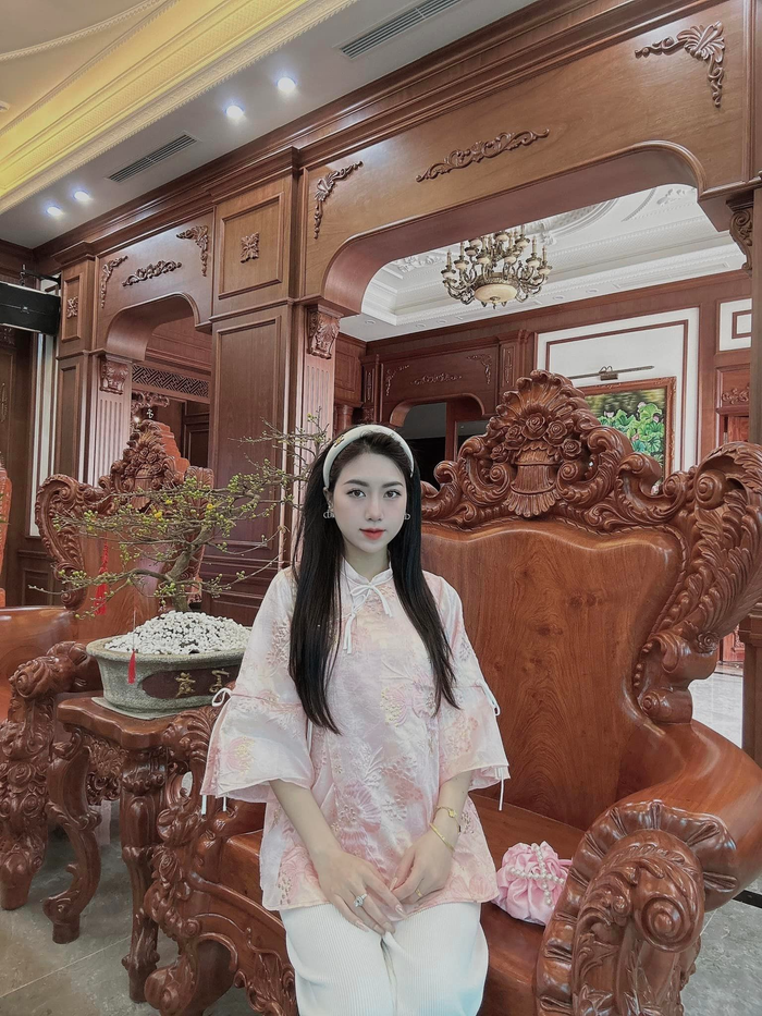 Người đẹp thường chọn tông trang điểm nhẹ nhàng, ngọt ngào để tôn được vẻ đẹp trong trẻo của chính mình. 