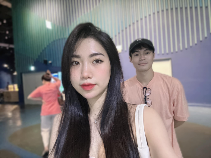 Em gái và Văn Toàn có mối quan hệ thân thiết với nhau. Cô từng chia sẻ rằng anh trai là người đàn ông hoàn hảo. Nam cầu thủ thường dẫn em gái đi mua sắm, tự tay xách đồ, chụp ảnh và tặng quà cho cô. 