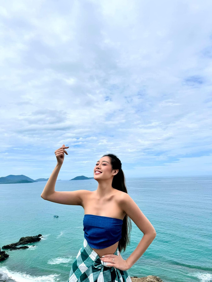 Khánh Vân diện áo hở vai, khéo léo khoe vòng 2 thon gọn.