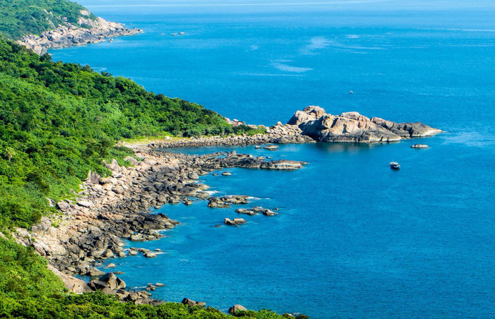 Đến tham quan bãi tắm Hoàng Hậu bạn có thể đi bất cứ thời điểm nào trong năm. Tuy nhiên từ tháng 2 đến tháng 8 là thời gian phù hợp để ngắm biển, chụp ảnh đẹp và không bị ướt mưa. Đi vào tiết trời nắng lại ra biển sẽ giúp bạn tận hưởng mùa hè miền biển mát mẻ. 
