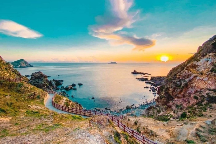 Với vẻ đẹp nên thơ, bãi tắm Hoàng Hậu mang đến một không gian trong lành vào mỗi sớm bình minh và đầy lãng mạn khi hoàng hôn buông xuống. 
