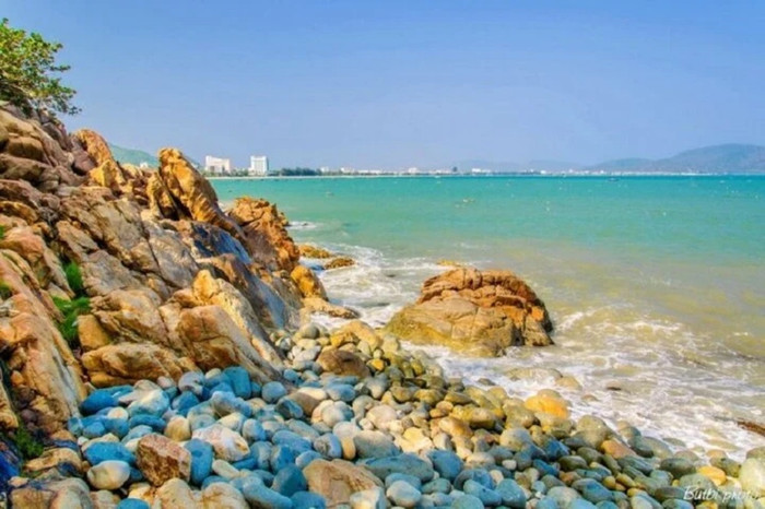 Bãi tắm Hoàng Hậu là một bãi tắm nhỏ tuyệt đẹp thuộc khu du lịch Ghềnh Ráng Tiên Sa. 