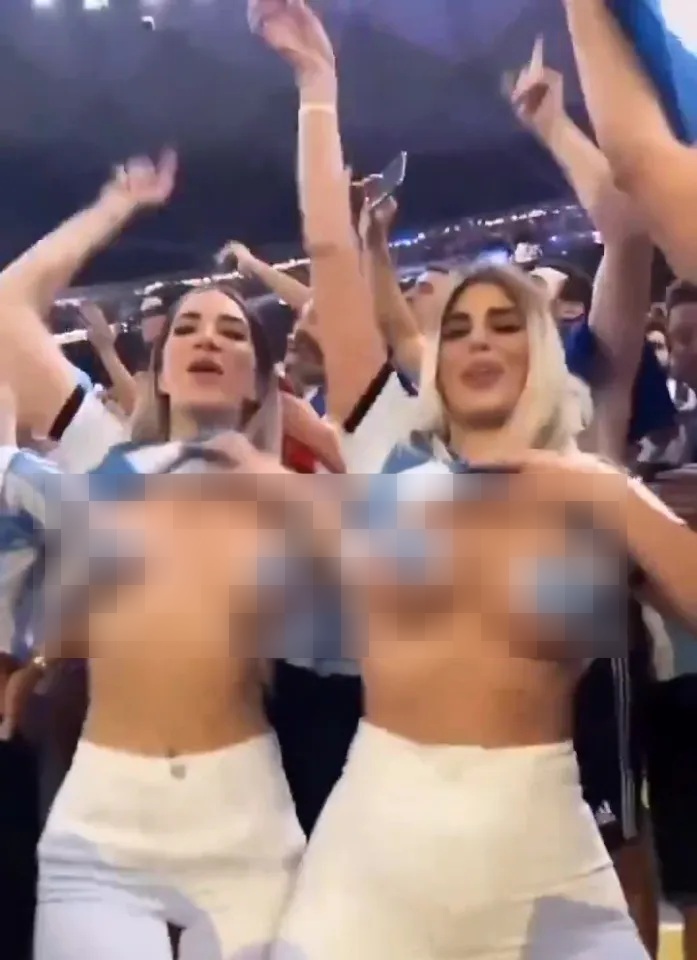 Hai nữ CĐV cởi đồ ăn mừng chiến thẳng của Argentina tại Copa America. Ảnh: The Sun