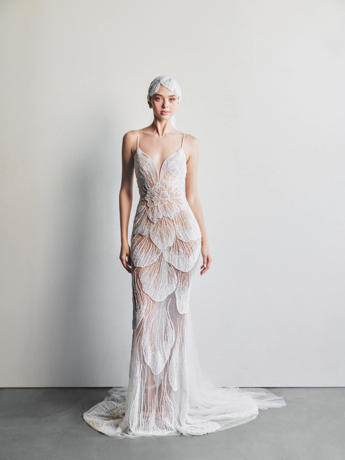 Mới đây, Dianka Zakhidova - vợ Bùi Tiến Dũng bất ngờ trở thành nàng thơ trong bộ sưu tập váy cưới của một NTK đình đám. Sau 2 năm tổ chức hôn lễ, đây là lần hiếm hoi nữ người mẫu diện lại mẫu trang phục ý nghĩa này. Tại đây, Dianka Zakhidova khiến người hâm mộ hết lời khen ngợi với sắc vóc đẹp đến nao lòng.