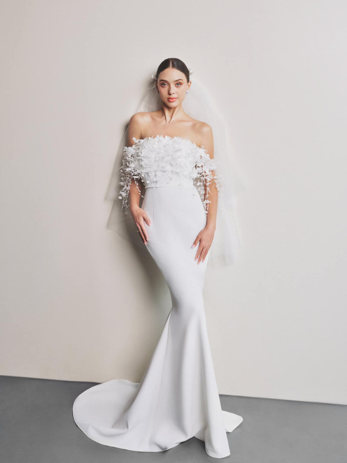 Dáng váy đuôi cá cũng được tận dụng tối đa trong bộ sưu tập lần này. Đây được đánh giá là kiểu trang phục kén chọn, không phải ai cũng phù hợp để diện và đòi hỏi phải sở hữu vóc dáng chuẩn chỉnh, vòng nào ra vòng đó. Dianka Zakhidova - vợ Bùi Tiến Dũng đã mỹ mãn chinh phục sự khó nhằn này.