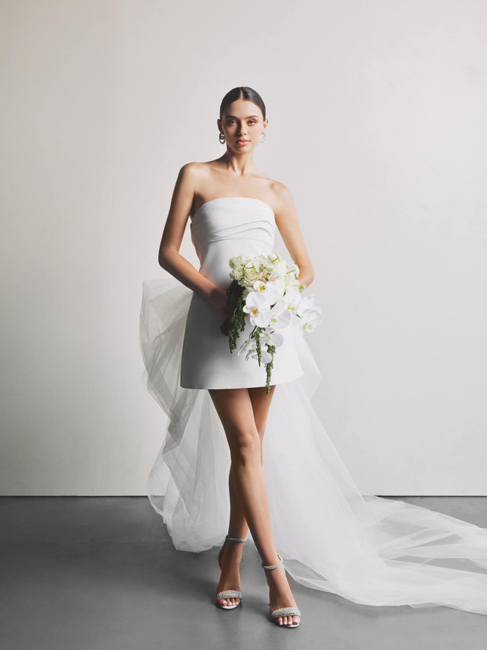 Một trong số những điểm nhấn nổi bật của bộ sưu tập váy cưới lần này chính là những mẫu váy với form ngắn, khoe khéo đôi chân dài nuột nà, không chút khuyết điểm của vợ Bùi Tiến Dũng. 