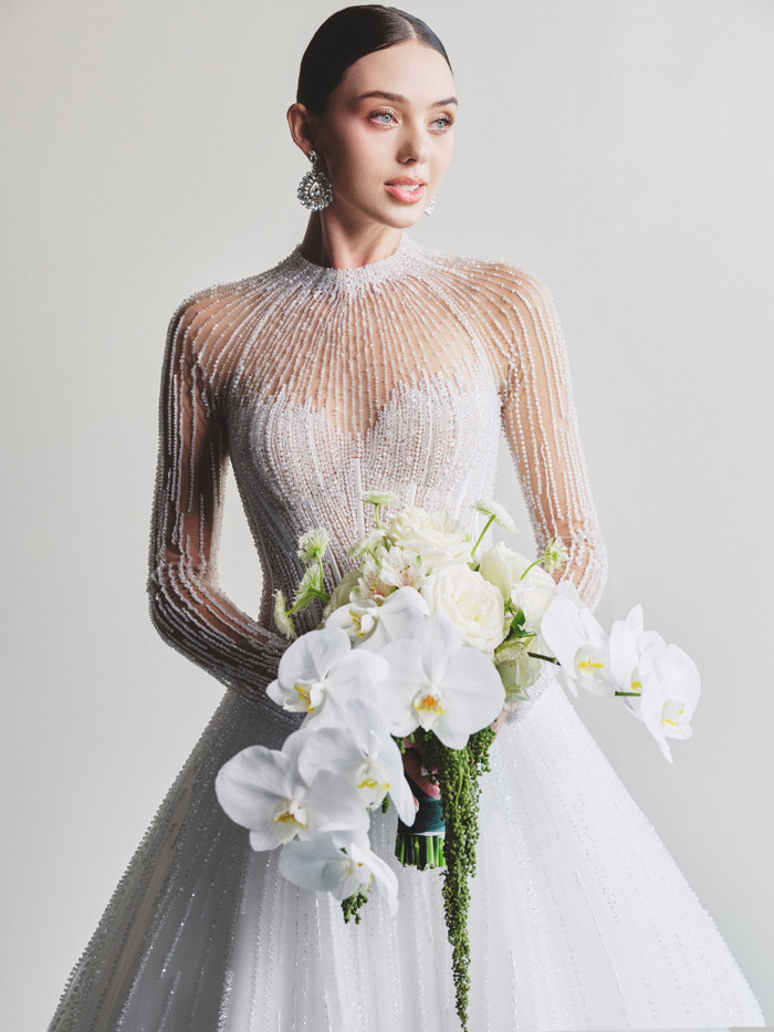 Bên cạnh đó, một số thiết kế còn theo hơi hướng quyến rũ, được thực hiện bằng chất liệu xuyên thấu.