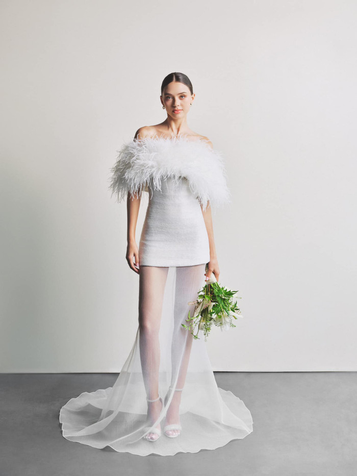 Ngoài những thiết kế truyền thống, Dianka Zakhidova còn thử sức với những form dáng váy cưới hiện đại. Cô khoác lên người mẫu váy đuôi cá, ôm sát vóc dáng và được tạo điểm nhấn bởi hoạ tiết lông vũ tại phần ngực. Thiết kế này sẽ mang đến cảm giác thoải mái, dễ dàng trong việc di chuyển.