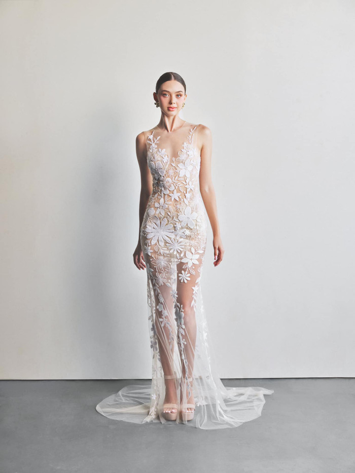 Trong một khoảnh khắc, vợ Bùi Tiến Dũng còn nóng bỏng tột độ khi phô bày da thịt đáng kể. Cô khoác trên người mẫu váy xuyên thấy, chỉ được che chắn những vùng nhạy cảm bằng hoạ tiết hoa. Dù vậy, Dianka Zakhidova vẫn giữ được sự quyến rũ, không rơi vào tình huống hớ hênh, phản cảm.