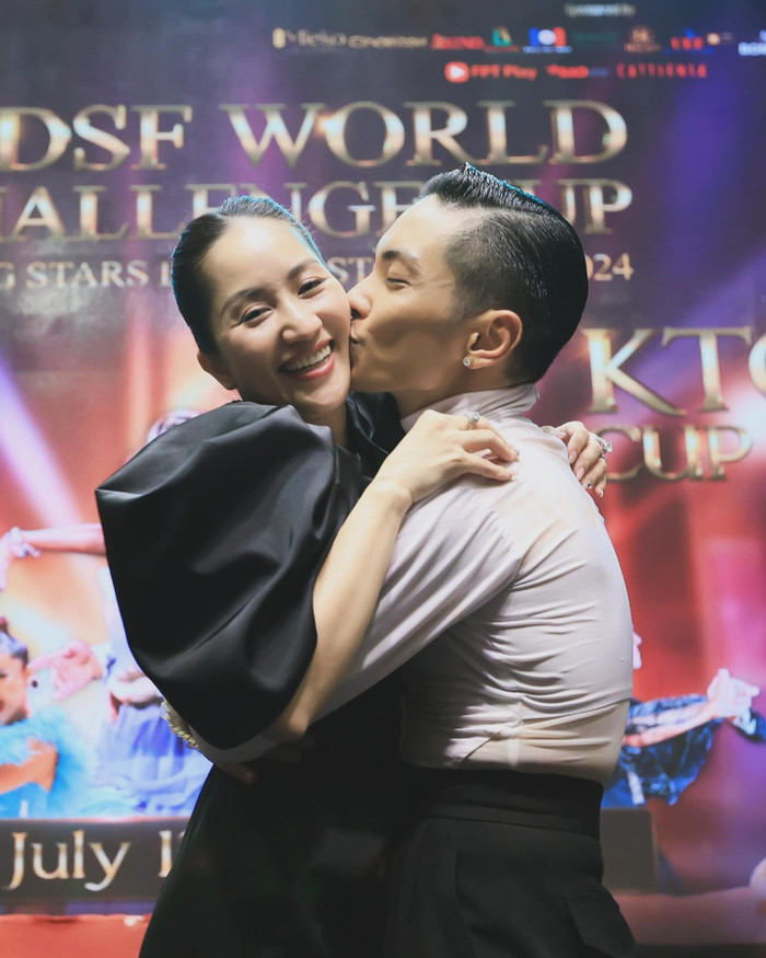 Khoảnh khắc Phan Hiển hạnh phúc hôn Khánh Thi sau khi chiến thắng huy chương vàng tại WDSF WORLD CHALLENGE CUP khiến nhiều người xúc động. 