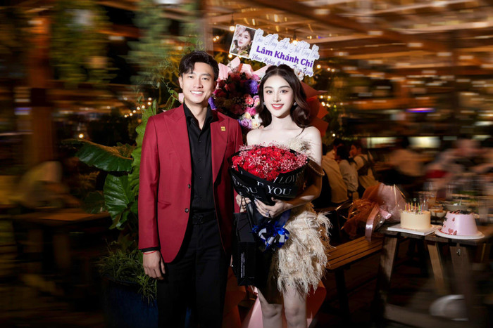 Quốc Trường thân thiết bên cạnh Lâm Khánh Chi.