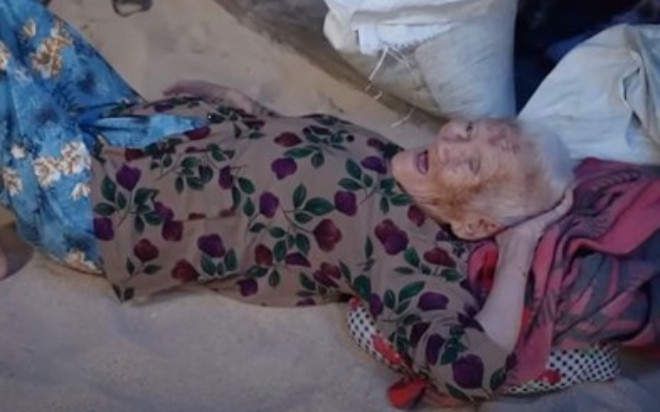 Cụ bà gần 90 năm nằm ngủ trên cát biển, trời càng mưa bão càng thích ra sân nằm Ảnh 2