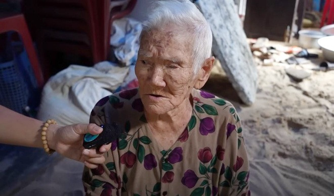 Ngoại có sở thích nằm ngủ trên cát biển