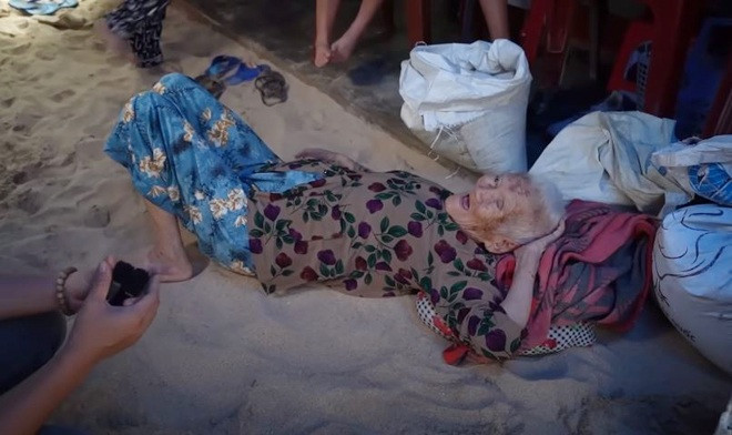 Cụ bà từng thử nằm giường nhưng không chịu được