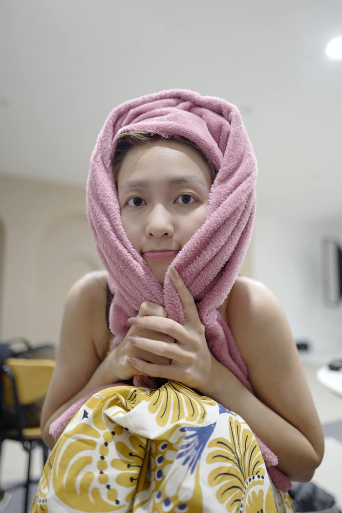 Người hâm mộ so sánh màu móng tay của cô gái trong hình trùng khớp với bàn tay của Khả Ngân.