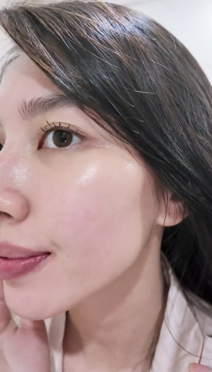 Làn da Thùy Tiên đạt độ căng bóng lý tưởng. Nhờ cung cấp đủ độ ẩm và dưỡng chất, lỗ chân lông trên da mặt của cô cũng se khít hơn. 