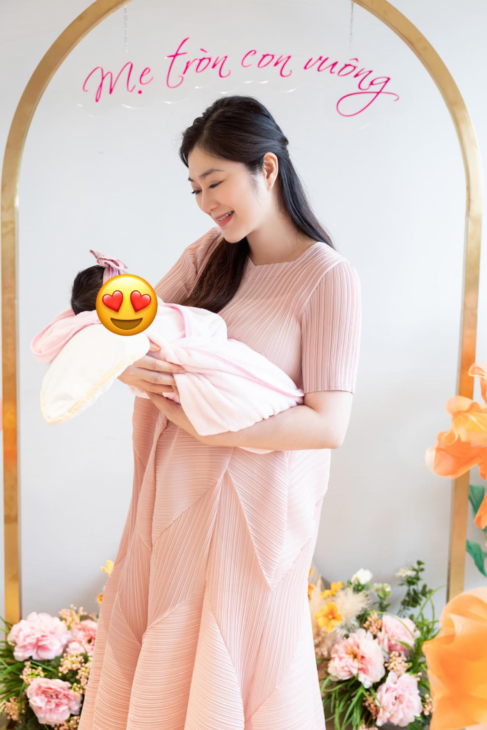 Con gái nhà Thanh Trúc tên thân mật là Kỳ Kỳ. Giống như nhiều mẹ bỉm Vbiz khác, cô vẫn chưa hé lộ diện mạo của nhóc tỳ. 